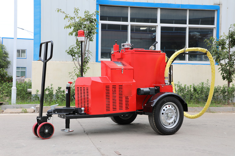 雨季未結束前，灌縫都是公路養(yǎng)護的主要工作