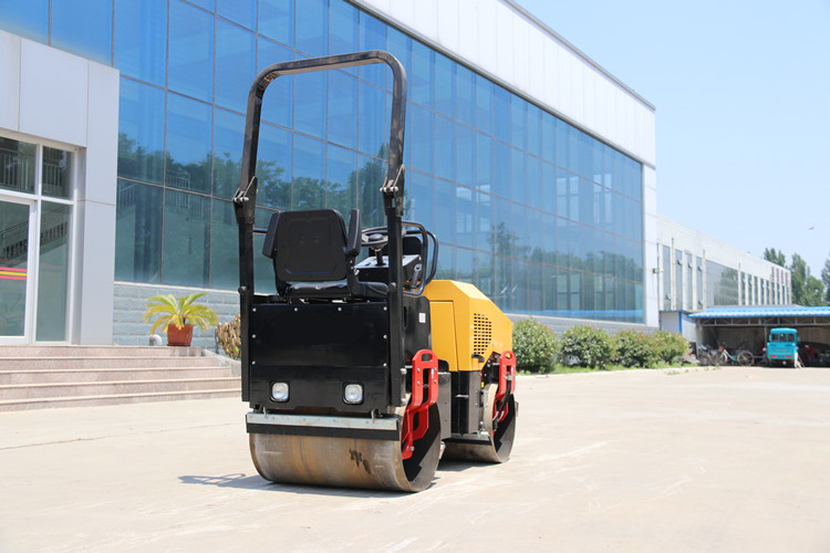 小型振動(dòng)壓路機(jī)，只使用不保養(yǎng)也是萬萬行不通的